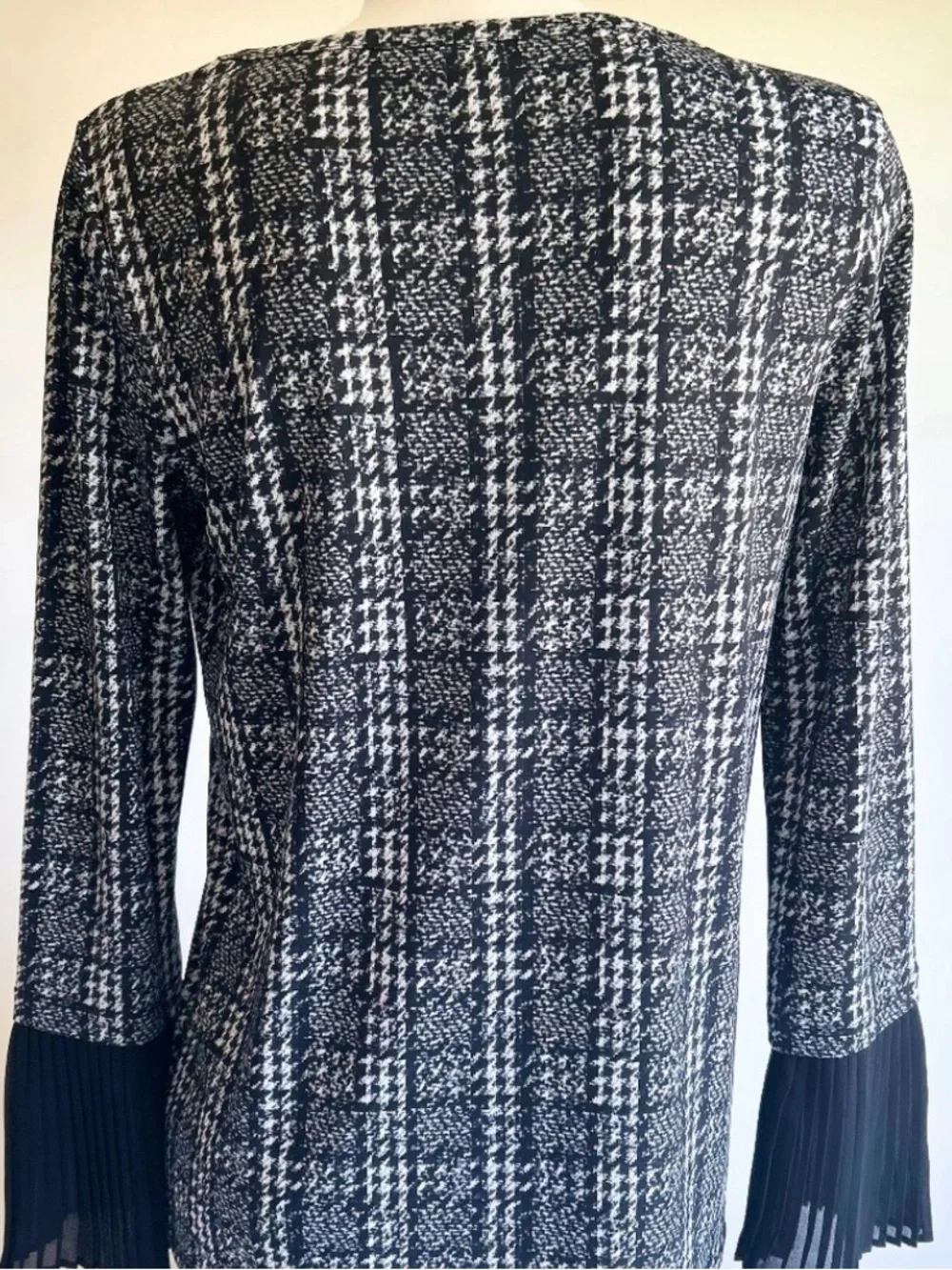 New Michael Kors Black White Rayon Long Sleeve Top size M.